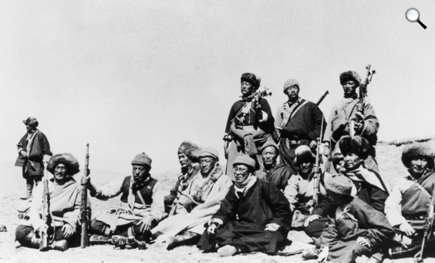 Tendzin Gyaco dalai láma (a bal oldalról a hatodik) életét félve 1959 márciusában katonaként álcázva társaival menekülni kényszerült Tibetből az indiai Himalája felé, 1959 (Fotó: Wikimédia/Getty)