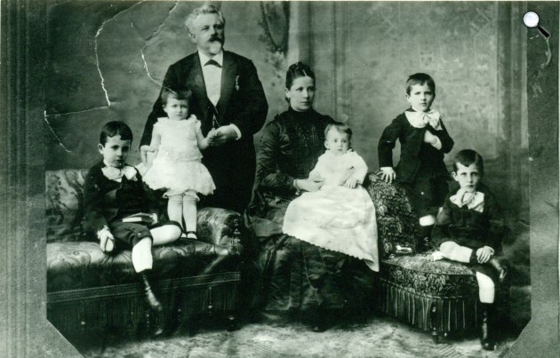 Gundel János (1844-1915), és családja fényképe, Budapest, 1890 körül