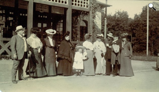 Gundel János és Gundel Jánosné Kommer Anna egy szállodai kongresszuson egy társasággal, 1904 (Fotó: Manda/MKVM-reprodukció)