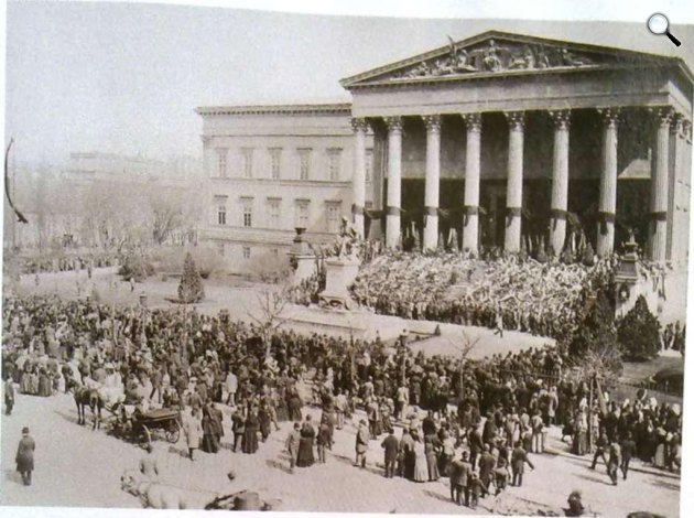  A gyászoló tömeg Kossuth Lajos ravatalánál a Nemzeti Múzeum előtt, 1894 (Fotó: Erdélyi Mór felvétele/OSZK)