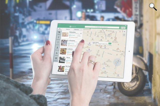 Utazásszervezés, szállodafoglalás digitálisan, tableten (Fotó: Pixabay)