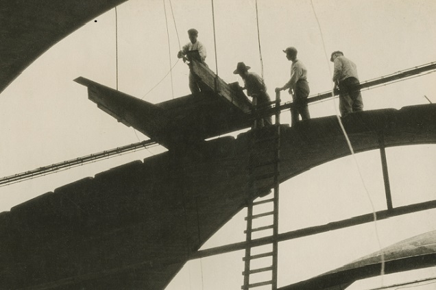 Moholy-Nagy László: Építkezés, 1925 k., zselatinos ezüst, MFM (Fotó: Moholy-Nagy László/Mai Manó Ház)
