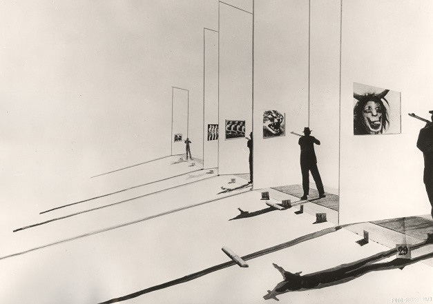 Moholy-Nagy László: Új módszer a múzeumban mindenki lőhet magának egy képet, é.n/1973, zselatinos ezüst, MFM (Fotó: Moholy-Nagy László/Mai Manó Ház)