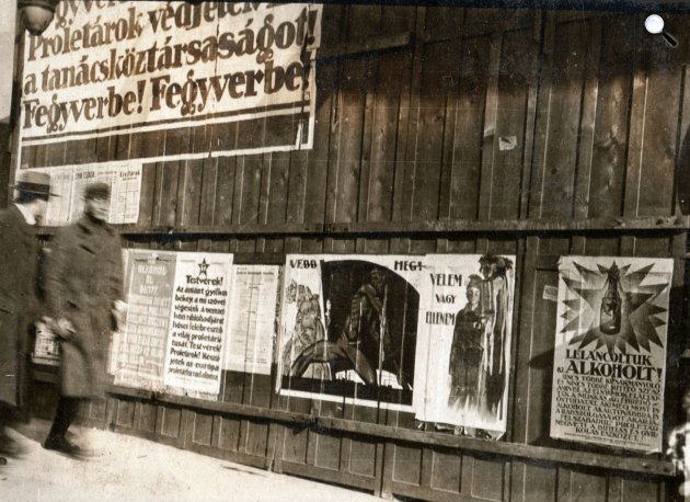 Budapest aTanácsköztársaság idején, a falakon Dankó Ödön-grafika, 1919 (Fotó: Péchy László/Fortepan)