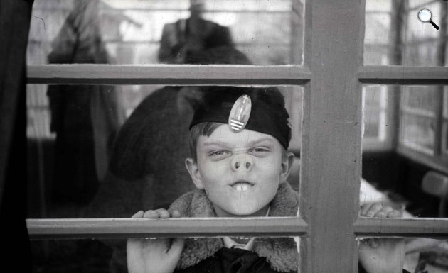 Vidám, grimaszoló kisfiú, 1940 (Fotó: Fortepan/Miklós Lajos)