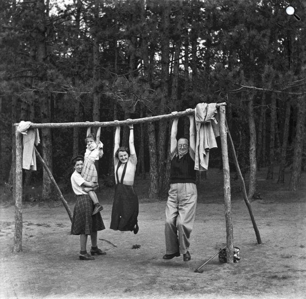 Egy vidám család az udvaron játszik, 1948 (Fotó: Fortepan/Gyöngyi)