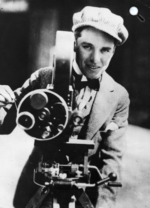 Charlie Chaplin (1889-1977) színész, rendező, forgatókönyvíró (Fotó: listal.com)