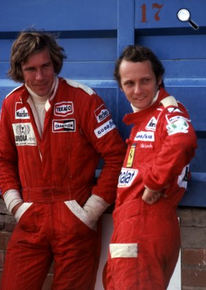 James Hunt (1947-1993) 1976-os Formula–1 világbajnokság győztese és Niki Lauda (1949-2019) háromszoros Forma-1-es világbajnok (Fotó: Facebook / @Nikilaudafans)