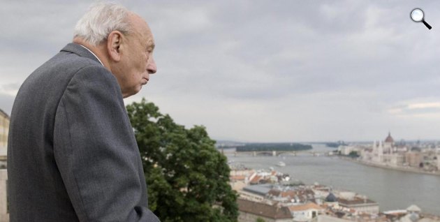 John Lukacs (1924-2019) történész, író a Budai Várban, a Sándor-palota erkélyén (MTI Fotó: Koszticsák Szilárd)