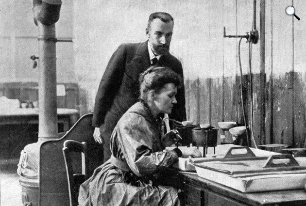 Pierre Curie (1859-1906) fizikai Nobel-díjas francia fizikus, kémikus és felesége, Marie Sklodowska Curie (1867-1934) Nobel-díjas fizikus, kémikus munka közben (Fotó: Wikimédia)