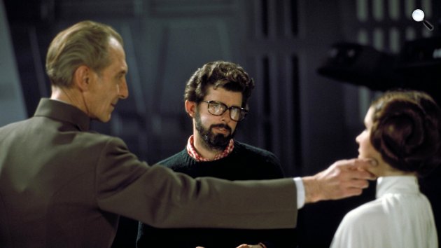 Star Wars IV. - Egy új remény forgatása - Peter Cushing, George Lucas és Carrie Fischer, 1977 (Fotó: starwars.com)