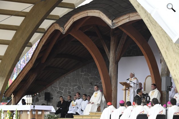 Ferenc pápa szentmisét pontifikál a csíksomlyói hegynyeregben, Erdélyben, 2019 (Fotó: MTI/Koszticsák Szilárd)