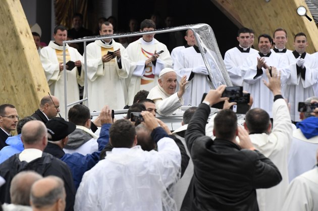 Ferenc pápa érkezik szentmiséje helyszínére, a csíksomlyói hegynyeregbe, Erdélyben, 2019 (Fotó: MTI/Koszticsák Szilárd)