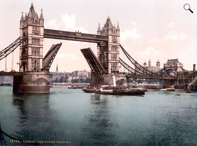 A Tower Bridge-nél áthalad egy hajó, 1900 körül (Fotó: CTG Publishing)