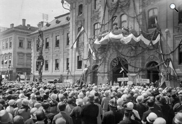 Trianon elleni tüntetés Szegeden a Városháza előtt, 1920 (Fotó: Fortepan/Fődi Gábor)