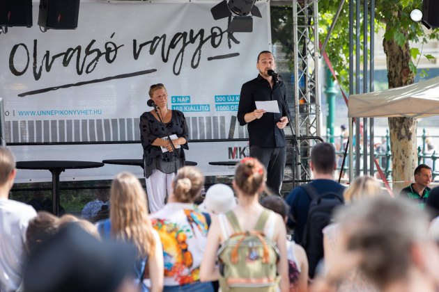 Simon Márton költő és Gál Katalin, a Magyar Könyvkiadók és Könyvterjesztők Egyesülésének elnöke a 90. Ünnepi Könyvhéten, 2019 (Fotó: MTI/Mohai Balázs)