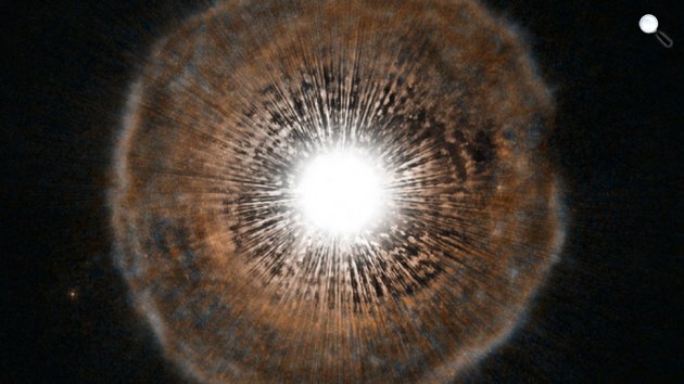 T UMi-hoz hasonló öreg csillag látható, amelynél a Hubble űrtávcső sikeresen megörökítette az égitesttől távolodó porfelhőket ( Forrás: ESA/Hubble, NASA)