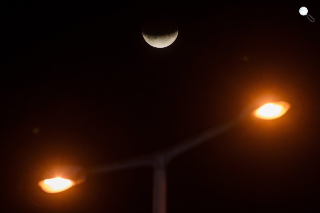 Részleges holdfogyatkozás Salgótarjánból nézve 2019. július 16-án. (Fotó: MTI/Komka Péter)