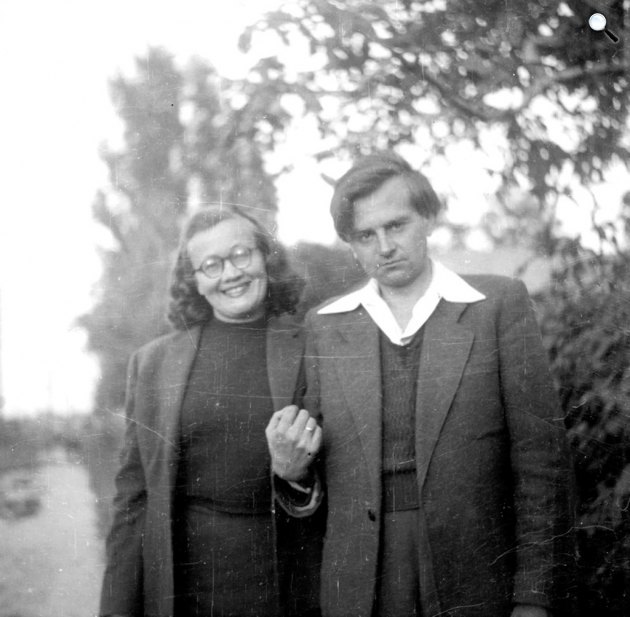 Károlyi Amy és Weöres Sándor Liptákék kertjében (Fotó: PIM/europeana.eu)