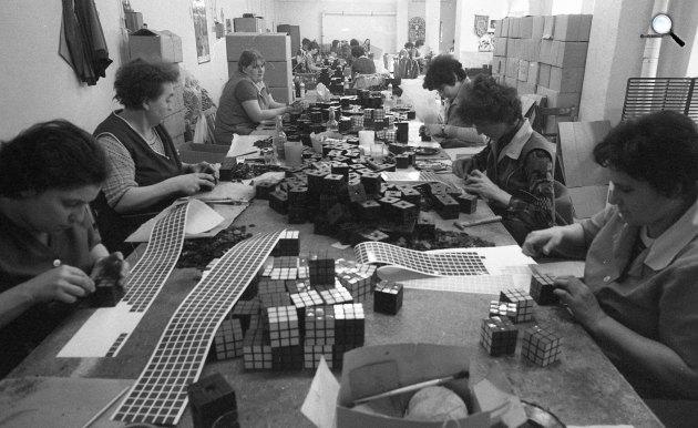 A Rubik-kocka / bűvös kocka matricázása Ecseren, 1981 (Fotó: Fortepan / Urbán Tamás)