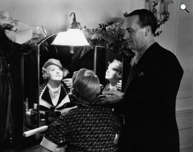 Antoni Cierplikowski (Antoine) lengyel származású hajszobrász Bette Davis színésznő haját fésüli, 1933 (Fotó: culture.pl)