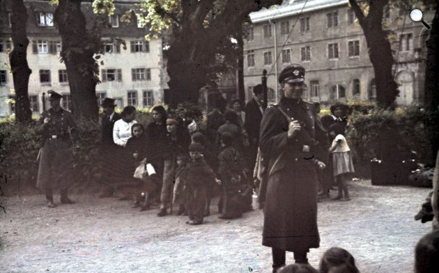 A német csapatok 1940 májusában összegyűjtik a romákat Aspergben, Németország, 1940 (Fotó: Bundesarchív Bild / Wikimédia)