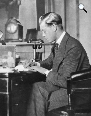 VIII. Eduárd (1894-1972) Windsor hercege, Nagy-Britannia királya munka közben, 1936 (Fotó: Wikimédia)