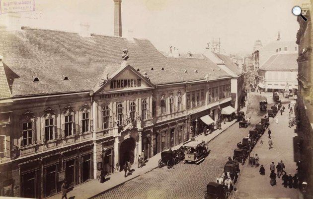 Omnibusz a Ferenciek terénél, az Athaneaum Kiadó előtt, Budapest, 1894 (Fotó: Fortepan / Budapest Főváros Levéltára. Levéltári jelzet: HU.BFL.XV.19.d.1.07.158)