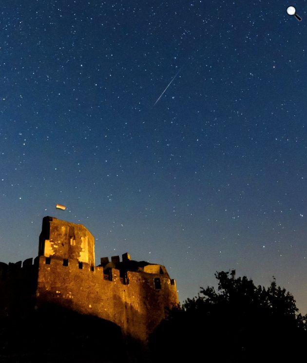 Perseidák - Meteor az égbolton a hollókői vár felett 2019. augusztus (Fotó: MTI/Komka Péter)