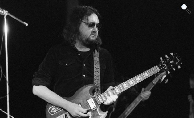 Radics Béla (1946-1982) rockzenész, gitáros, énekes, a magyar rockzene legendás és nagy hatású alakja bíbor Gibson gitárjával, 1981 (Fotó: Fortepan / Urbán Tamás)