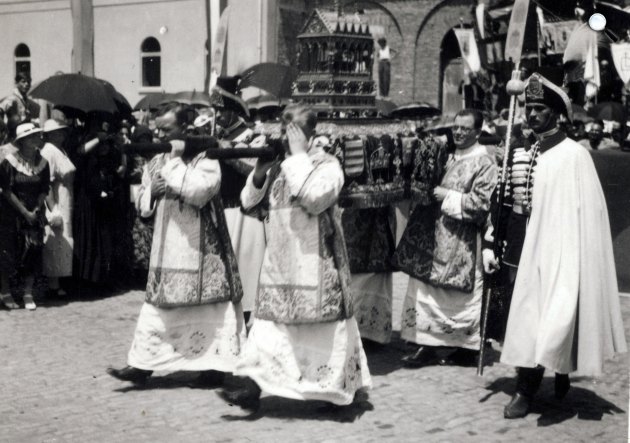 Szent Jobb ünnepség a Szent István-templom előtt, Hódmezővásárhely, 1938 (Fotó: Fortepan / Jezsuita levéltár) 
