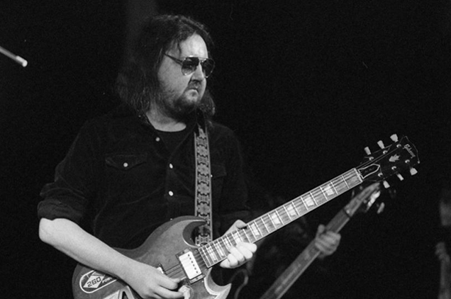 Radics Béla (1946-1982) rockzenész, gitáros, énekes, a magyar rockzene legendás és nagy hatású alakja bíbor Gibson gitárjával, 1981 (Fotó: Fortepan / Urbán Tamás)