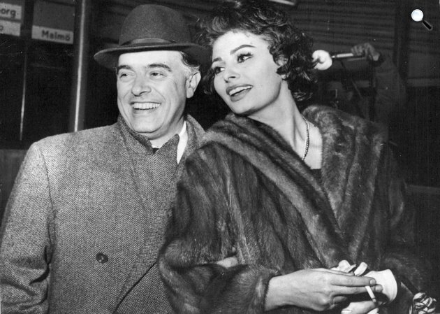 Carlo Ponti rendező és felesége, Sophia Loren színnésznő, 1958 (Fotó: Wikimédia)