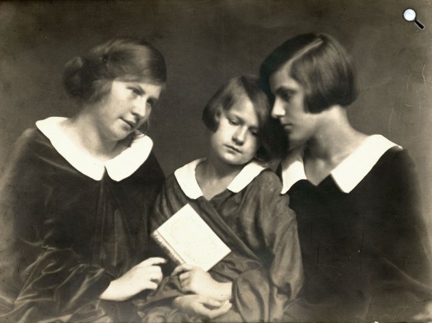Móricz Zsigmond (1879-1942) író három leánya: Móricz Virág (1909-1995), Móricz Lili (1915-1999), Móricz Gyöngyi (1911-1979), 1942, Nyugat (Fotó: Székely Aladár/PIM)