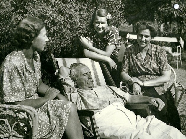 Móricz Zsigmond (1879-1942) író és három leánya:  Móricz Gyöngyi (1911-1979) Móricz Virág (1909-1995) Móricz Lili (1915-1999), 1942, Nyugat (Fotó: Simon Andor/PIM)