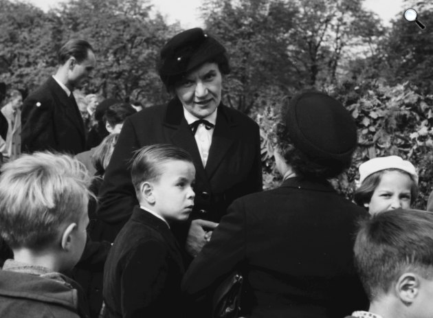  Rajk Lászlóné és ifj. Rajk László, háttal Pálffy Györgyné a Rajk László, Pálffy György, Szőnyi Tibor és Szalai András újratemetésekor 1956. október 6-án (Fotó: Fortepan/Berkó Pál)