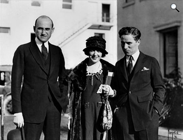 Samuel Goldwyn stúdióvezető, Mabel Normand színésznő és Charlie Chaplin színész-rendező, 1919 (Fotó: Wikimédia)