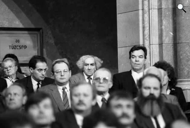 Parlament, középen Darvas Iván színművész, mögötte Haraszti Miklós, Faludy György és ifj. Rajk László, előtte Kunce Gábor és Iványi Gábor, 1990 (Fotó: Fortepan/Erdei Katalin)