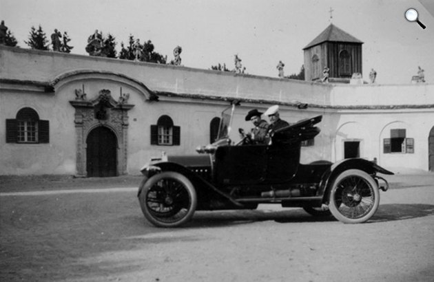 Gróf Bánffy Miklós (1873-1950) és apja, gróf Bánffy György (1843–1929) a Bánffy-kastély udvarán autóval, Bonchida (Fotó: Transylvania Trust Alapítvány)