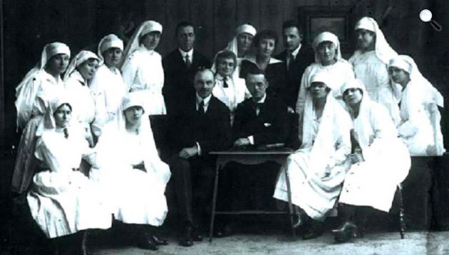 Dr. Heim Pál (1875-1929) gyermekorvos a Heim-nővérek társaságában (Fotó: http://heimpalkorhaz.hu)