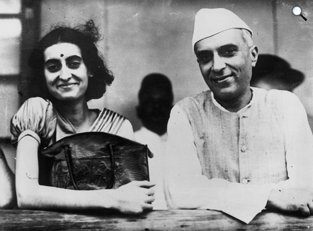 Indira Gandhi (1917- 1984) indiai politikus és apja, Dzsaváharlál Nehru (1989-1964) a független India első kormányfője (Fotó: Wikimédia)