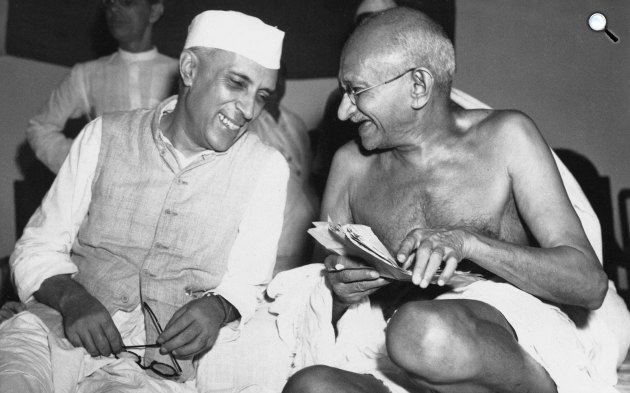 Dzsaváharlál Nehru (1989-1964) a független India első kormányfője és Mahátma Gandhi (1689-1948) India politikai és spirituális vezetője (Fotó: Wikimédia)