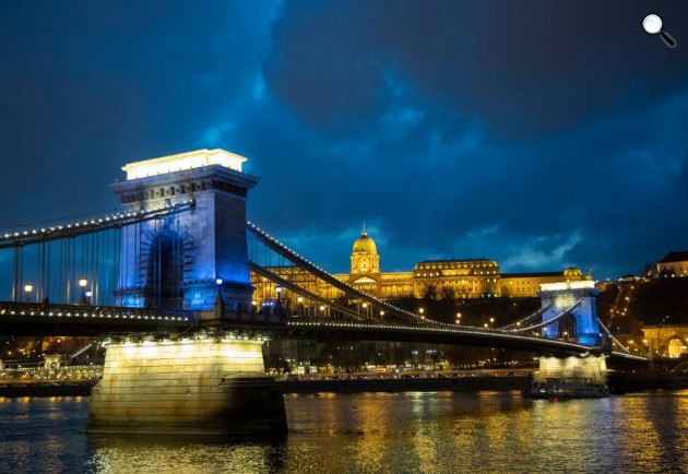 Széchenyi lánchíd november 29-én kék-fehér fényfestésben, Budapest (Fotó: MTI)
