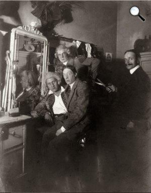 Szomory Dezső (1869-1944) író, drámaíró színész térdén ül egy színházi öltözőben (Fotó: PIM/europeana.eu)