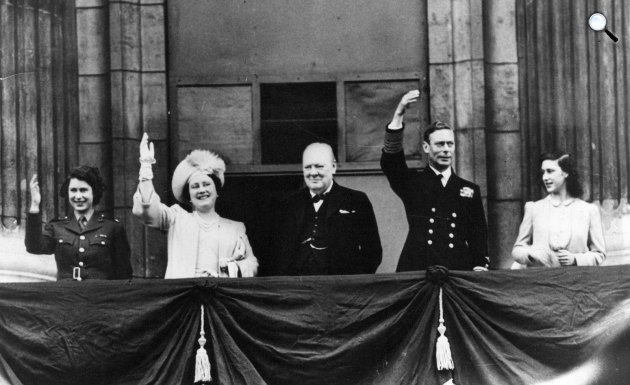 A II. világháború végének ünnepelése - Winston Churchill a királyi családdal: VI. György király, Erzsébet királyné, Erzsébet (később II. Erzsébet királynő) , 1945 (Fotó: winstonchurchill.org)
