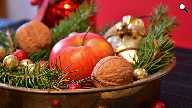 Adventi és karácsonyi asztaldísz, alma, dió, fenyő (Fotó: Pixabay)