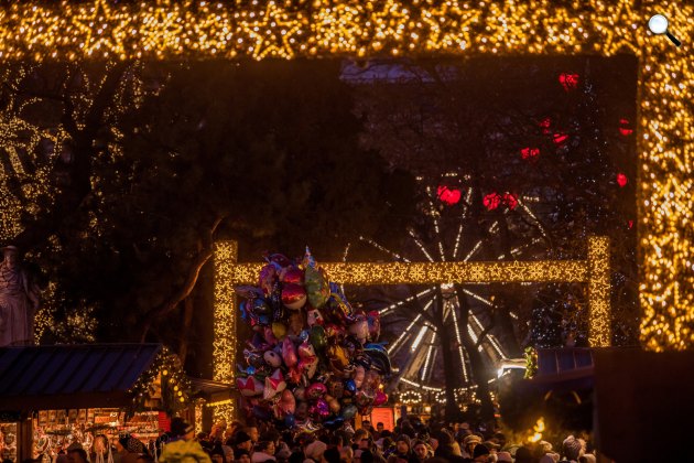 Karácsony - A bécsi adventi vásár a Rathausplatzon, Bécs, 2019 (Fotó: MTI/Balogh Zoltán)