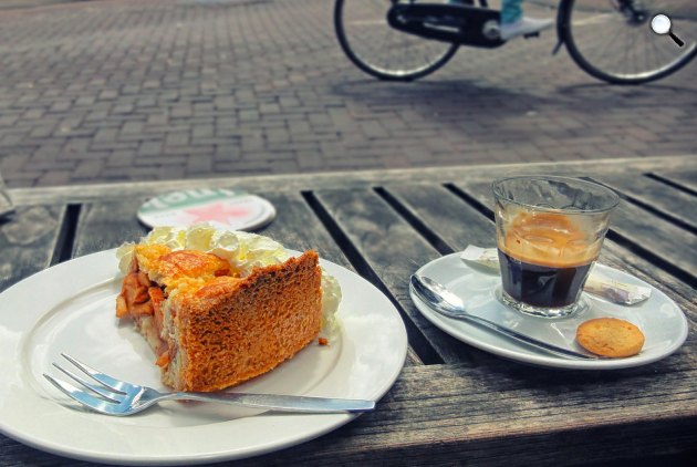 Kávé és sütemény egy holland kávézóban, Amszterdam (Fotó: Pixabay)