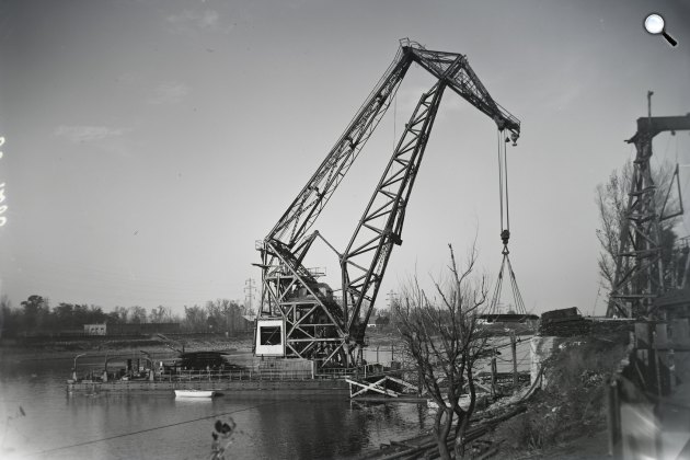 Duna, balra a Népsziget, jobbra a háttérben az Újpesti vasúti híd pilléreire épített ideiglenes híd, Budapest, 1950 (Fotó: Fortepan/Ganz Gyűjtemény)