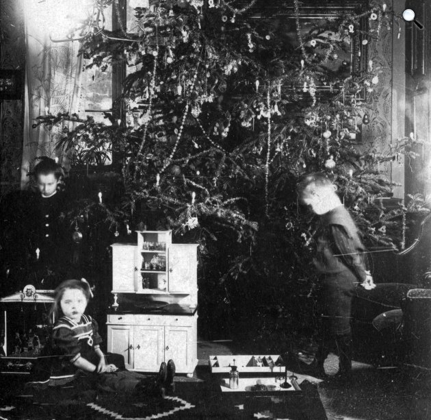 Karácsony - Gyerekek a karácsonyfa körül, 1908 (Fotó: Fortepan/Cholnoky Tamás)